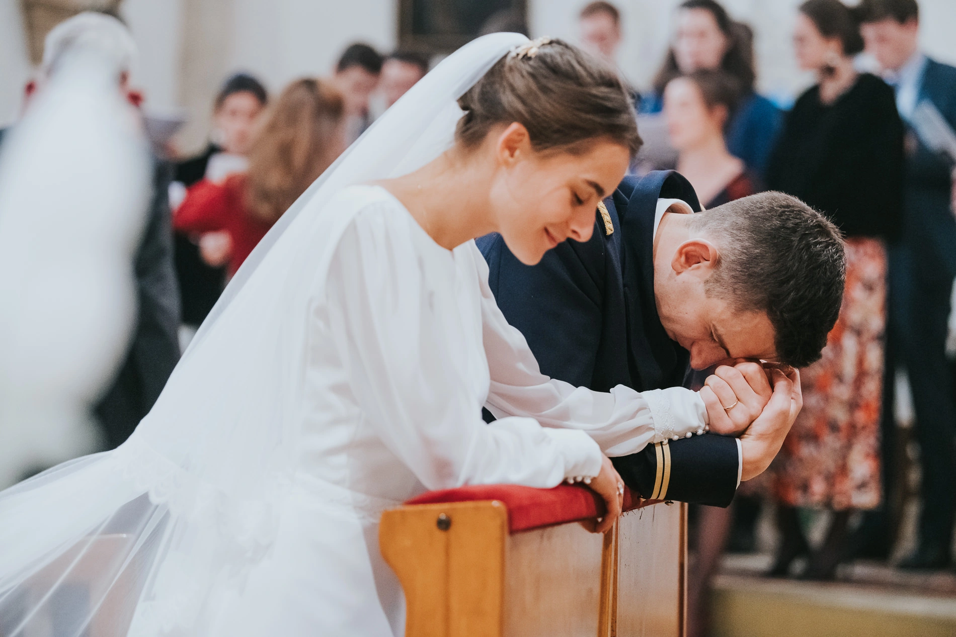 Photographe-mariage-Bordeaux-1 Mariés priant pendant la cérémonie à Bordeaux